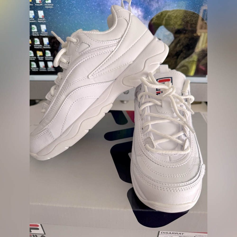 NWT/New In Box Fila Women’s Disarray Sneaker. Size 6.5 - Picture 2 of 4